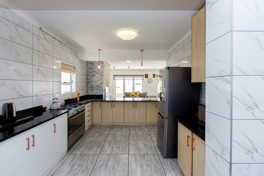 4 Bedroom Property for Sale in Britannia Bay Western Cape